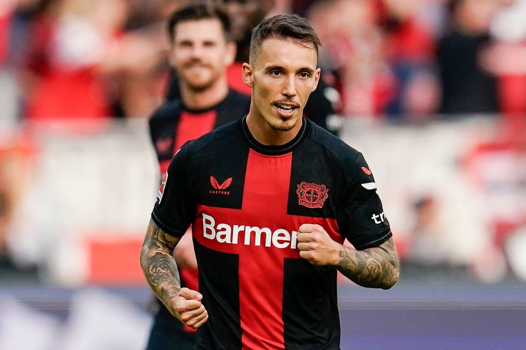 Leverkusens Alejandro Grimaldo hatte nach dem Eigentor von Sepp van den Berg das 2:0 nachgelegt.