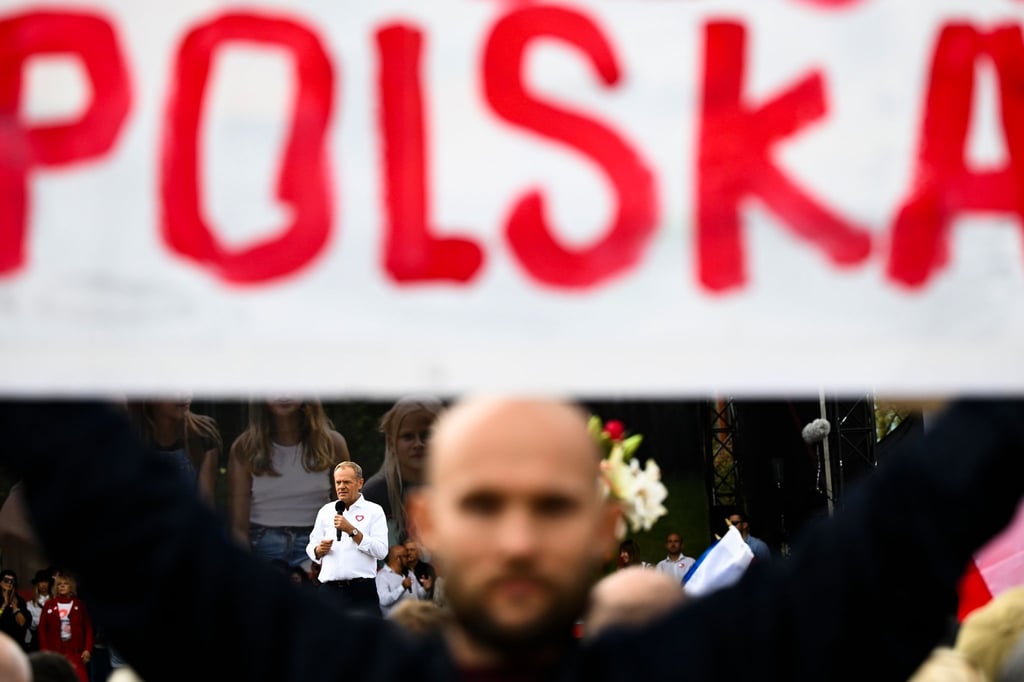 Oppositionsführer Donald Tusk spricht während des Marsches zur Unterstützung der Opposition gegen die populistische Regierungspartei Recht und Gerechtigkeit (PiS).