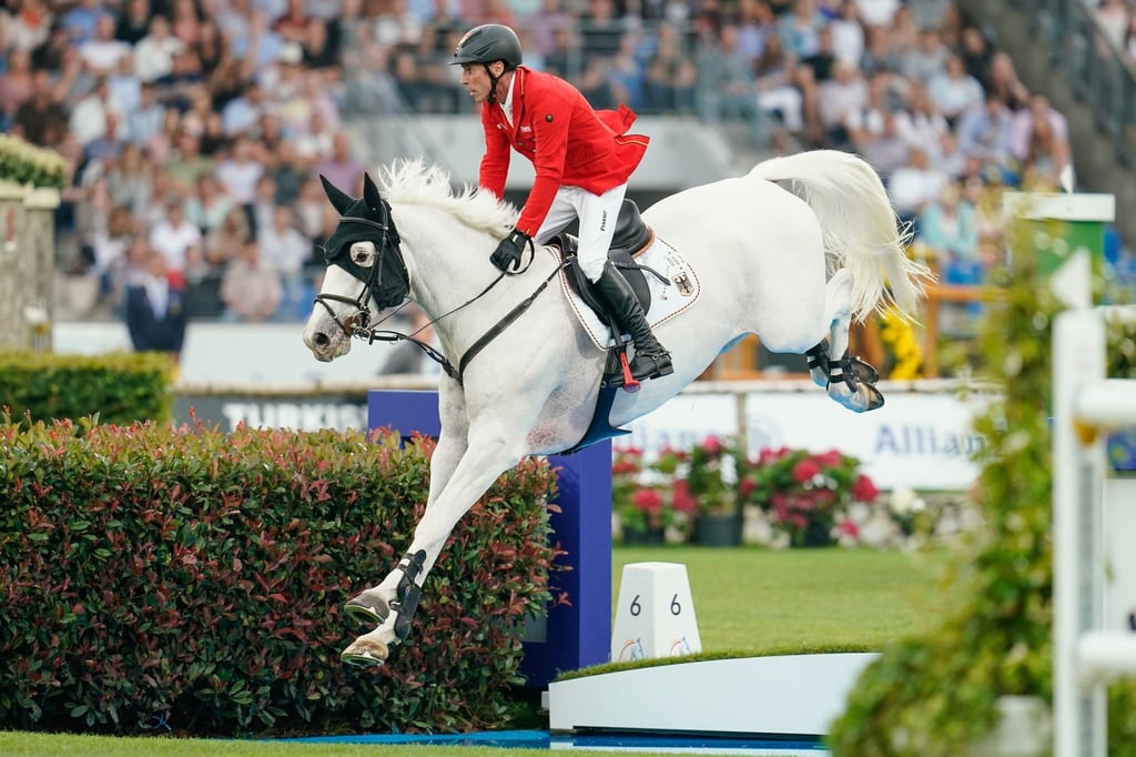 Hans-Dieter Dreher aus Deutschland auf dem Pferd Elysium ritt mit dem Nationalteam in Barcelona auf Platz eins.