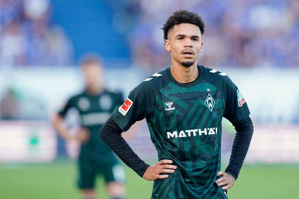 Bremens Justin Nijnmah steht nach dem Spiel gegen Darmstadt 98 auf dem Spielfeld.