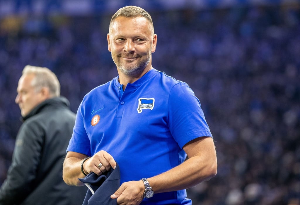 Trainer Pal Dardai von Hertha BSC lächelt vor Spielbeginn.