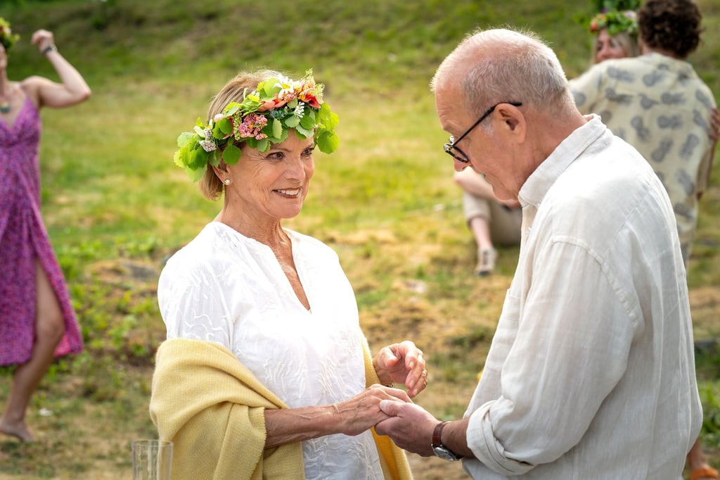 Anna (Uschi Glas) und Henrik (Leonard Lansink) tanzen auf dem Mittsommerfest.