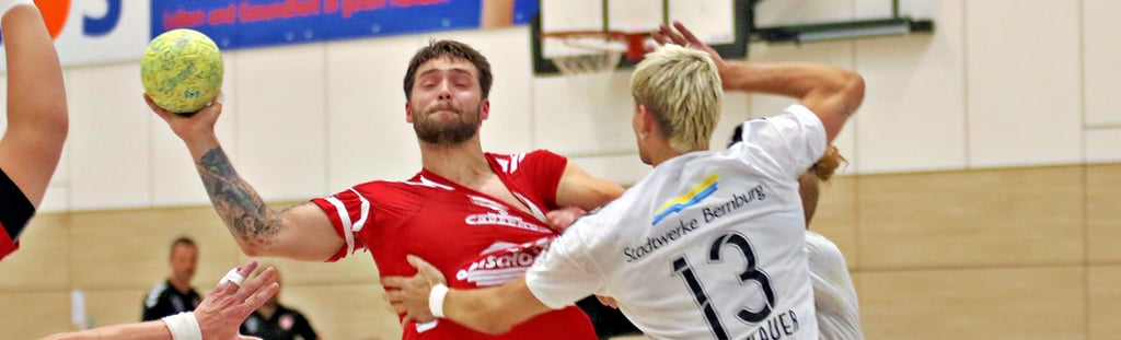 Tim Steffen (am Ball) hatte wenige Augenblicke vor dem Ende der Partie gegen Pirna/Heidenau die große Möglichkeit, seine Mannschaft, den HV Rot-Weiss Staßfurt, in Führung zu bringen. Es wäre Tor Nummer vier gewesen.