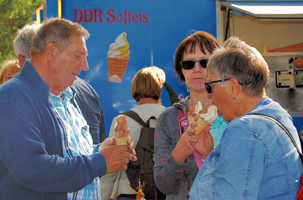 Die zahlreichen Besucher des Bauernmarktes ließen sich auch das DDR-Softeis schmecken.