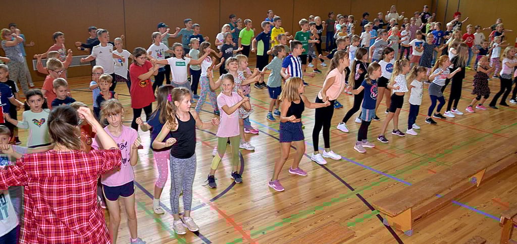 Beim Finale der Projektwoche „TanzToleranz“ an der Grundschule in Osterweddingen tanzen alle Mädchen und Jungen mit.