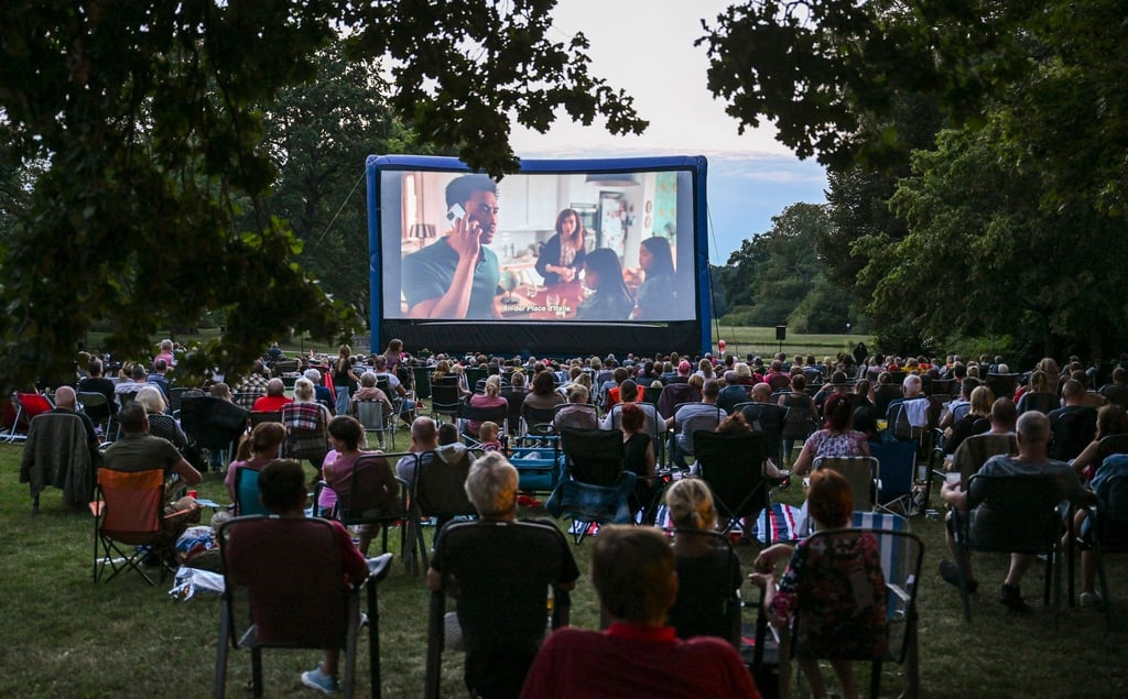 Zahlreiche Zuschauer verfolgen im Freiluftkino einen Film.