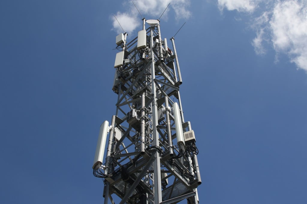 Ein Mobilfunkmast mit Antennen für den Funkstandard 5G (oben) und für LTE/4G (unten).