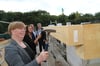 Katja Möhlhenrich-Krüger, Bereichsleiterin Altenhilfe der  Hoffnungstaler Stiftung Lobetal, schlägt zum Richtfest des neuen Hospiz in Bad Kösen einen Nagel ein. 
