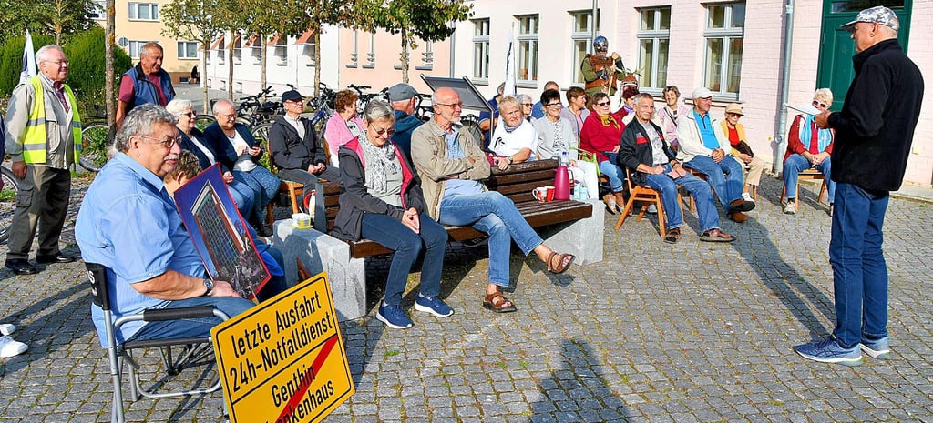 Die Sitzdemo des Vereins „Pro Krankenhaus Havelberg“ fand nahe dem Dom an der Gedenktafel für das geschlossene Krankenhaus statt.