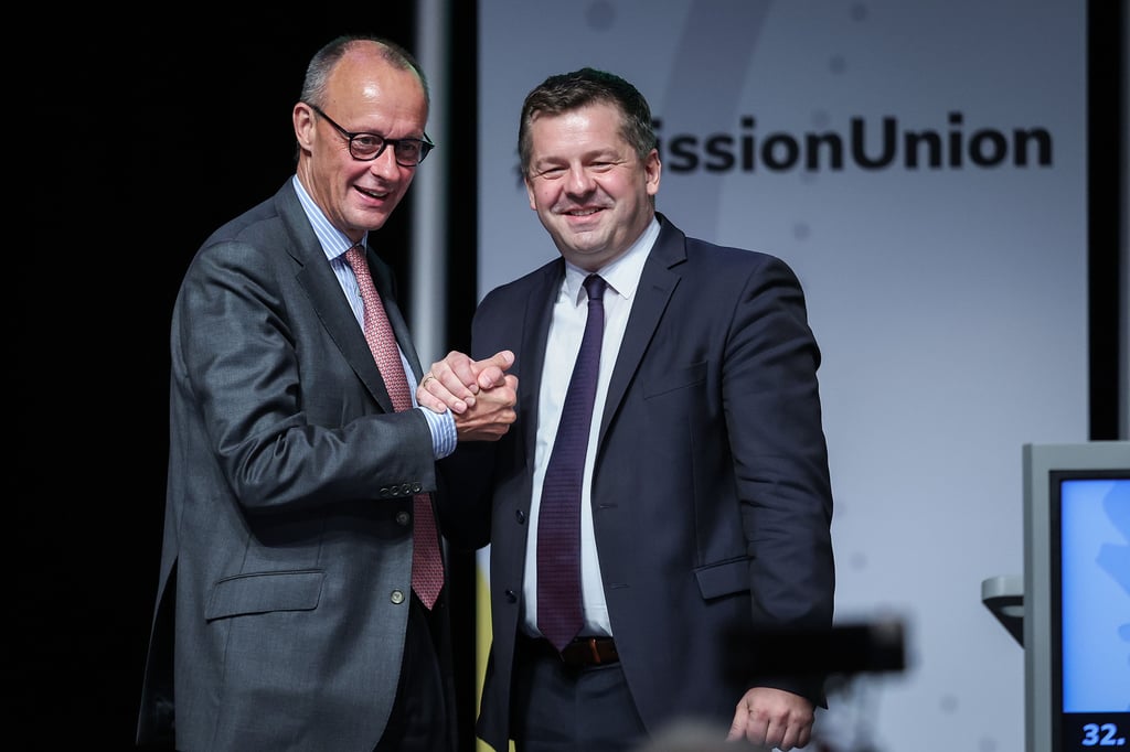 Ohne Schnappatmung: Der CDU-Bundesvorsitzende Friedrich Merz (li.) und CDU-Landeschef Sven Schulze beim PArteitag in Magdeburg