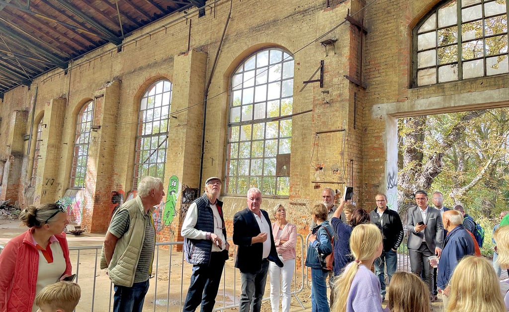 In der einstigen Weichenhalle soll möglichst viel erhalten bleiben. Beim Rundgang anlässlich des Auftaktevents zur Quartierentwicklung konnten die Besucher mehrere Blicke hinter die Kulissen des einstigen Reichsbahnausbesserungswerkes werfen.