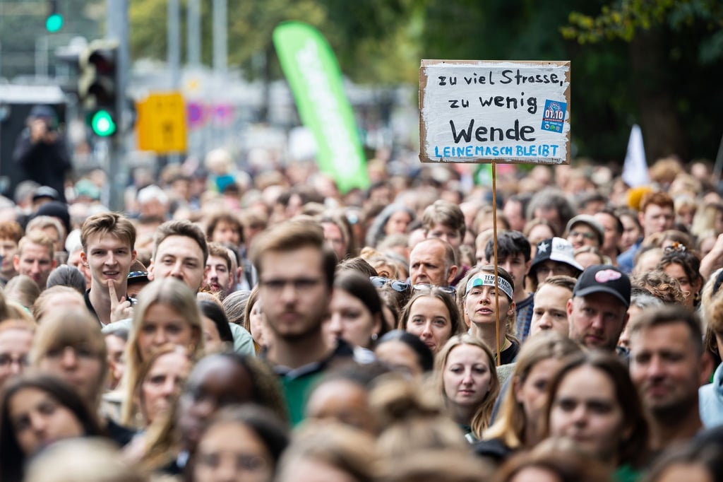 Teilnehmer einer Demonstration gegen den Ausbau des Südschnellwegs in Hannover.