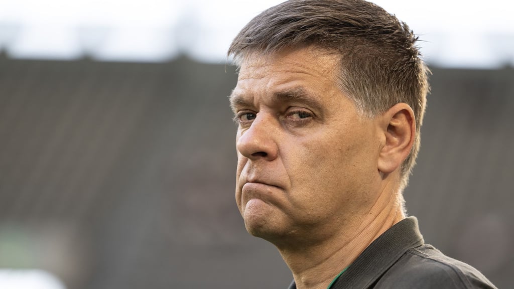 Oliver Ruhnert, Sportdirektor von Union Berlin, ist vor dem Spiel im Stadion.
