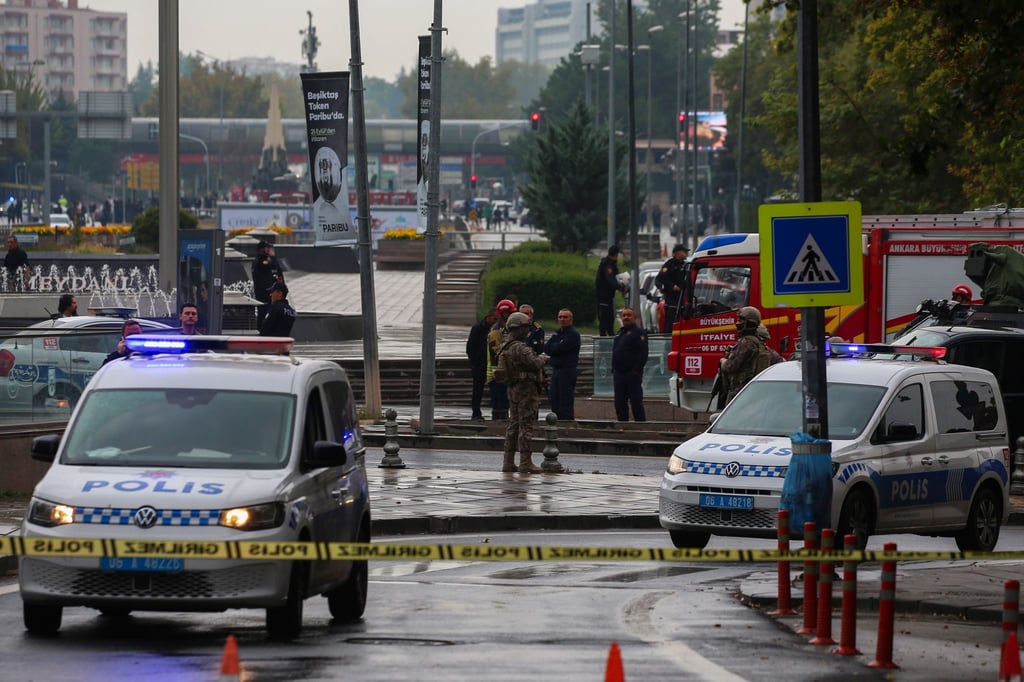 Türkische Sicherheitskräfte riegeln nach einer Region in Ankara ein Gebiet ab.