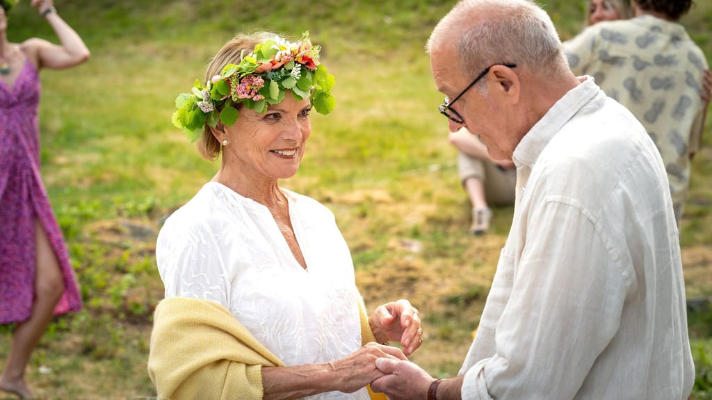 Anna (Uschi Glas) und Henrik (Leonard Lansink) tanzen auf dem Mittsommerfest.
