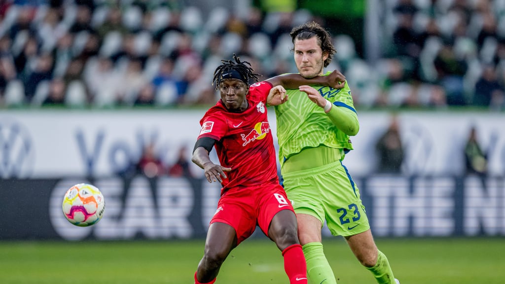 Amadou Haidara (l.) hält sich im letzten Ligaspiel gegen Wolfsburg Jonas Wind vom Leib.