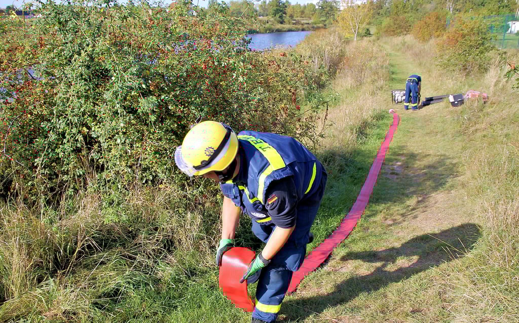 Vom Teich in Bruckdorf aus wurden mehrere Schläuche verlegt und verbunden, um Löschwasser über eine längere Distanz zu befördern.
