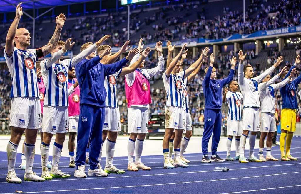 Spieler von Hertha BSC bedanken sich bei den Fans.