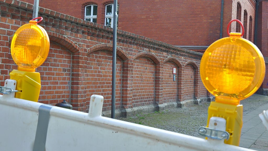 Aus der denkmalgeschützten Mauer des Landgerichts in Stendal sollen Segmente abgebaut werden, um eine Zufahrt zum Hof zu schaffen.