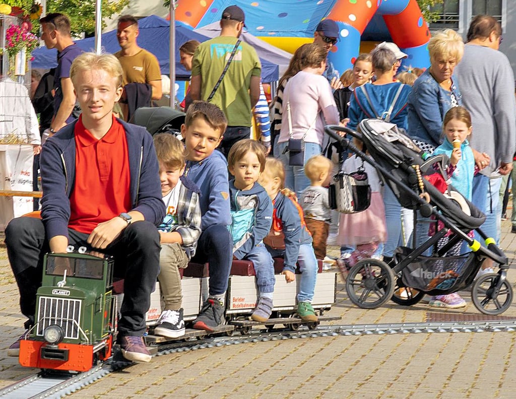 Eine Fahrt auf der Eisenbahn von den Barleber Modelleisenbahnern war vor allen bei den Kindern sehr beliebt.