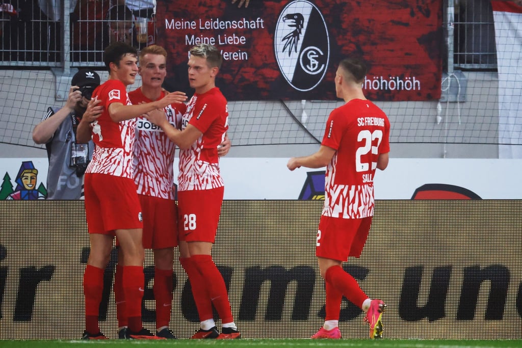 Die Spieler des SC Freiburg bejubeln das 2:0 durch Philipp Lienhart (2.v.l.).