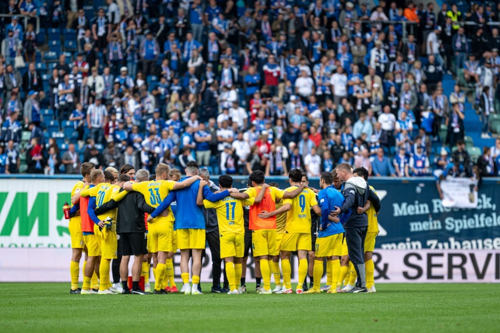 Das Braunschweiger Team steht nach dem Spiel in einem Kreis zusammen.