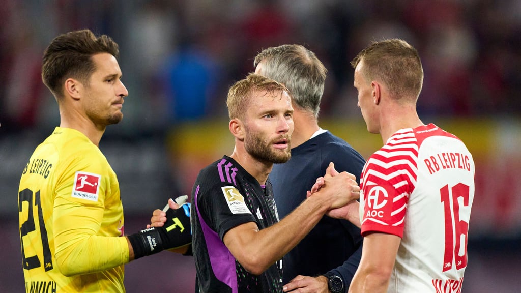 Ex-RBler Konrad Laimer klatscht mit Lukas Klostermann (r.).