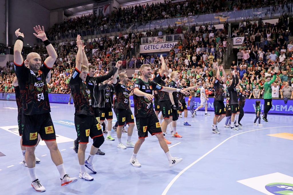 Die Magdeburger Spieler jubeln nach dem Spiel über den Sieg.