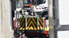 Feuerwehrleute arbeiten vor der Diskothek „Teatre“, in der ein Feuer ausgebrochen war.
