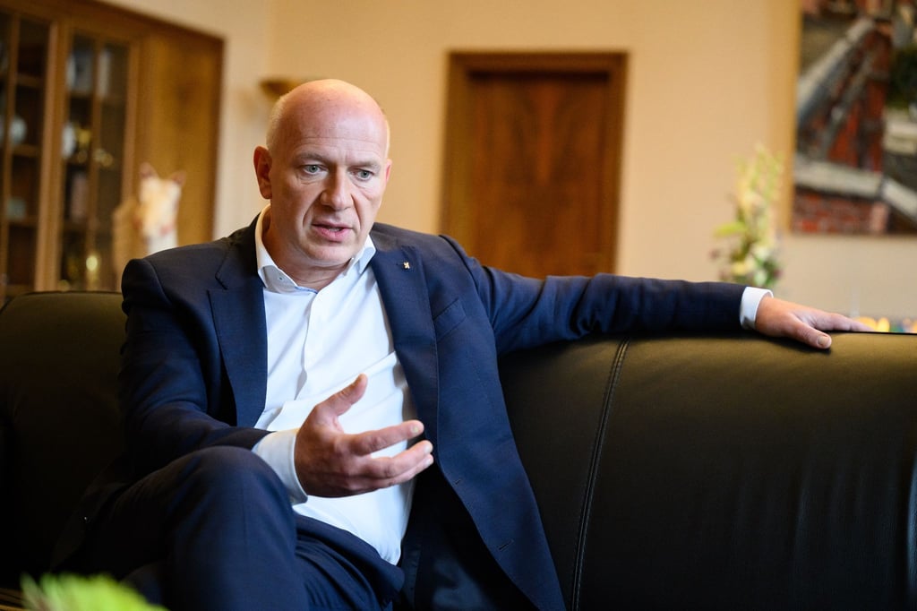 Berlins Regierender Bürgermeister Kai Wegner sitzt bei einem Interview in seinem Büro.