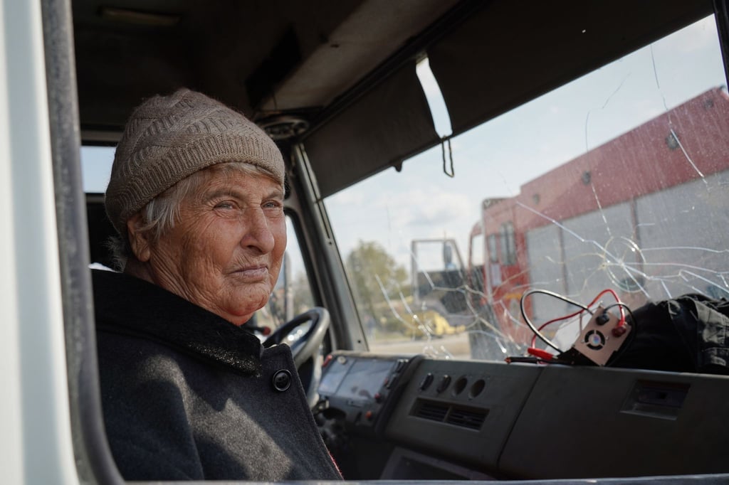 Eine Einwohnerin aus Berg-Karabach sitzt in einem Evakuierungsbus. 100.000 Menschen sind in den vergangenen Tagen aus der Konfliktregion geflohen.