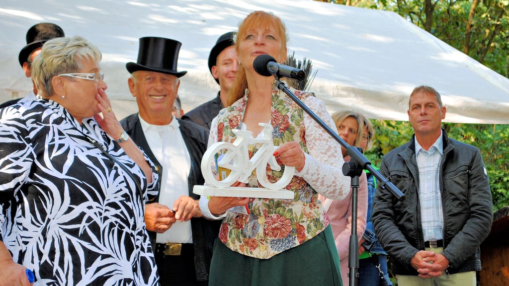 Bürgermeisterin Annegret Schwarz überraschte Kornelia Regber (links) zur Eröffnung des 28. Steinfelder Bauernmarktes mit einem großen Dankeschön für ihr jahrelanges Engagement bei der Organisation des Markttreibens.