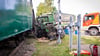 Der Traktor steht nach einem Unfall im Landkreis Schaumburg neben der Museumseisenbahn.