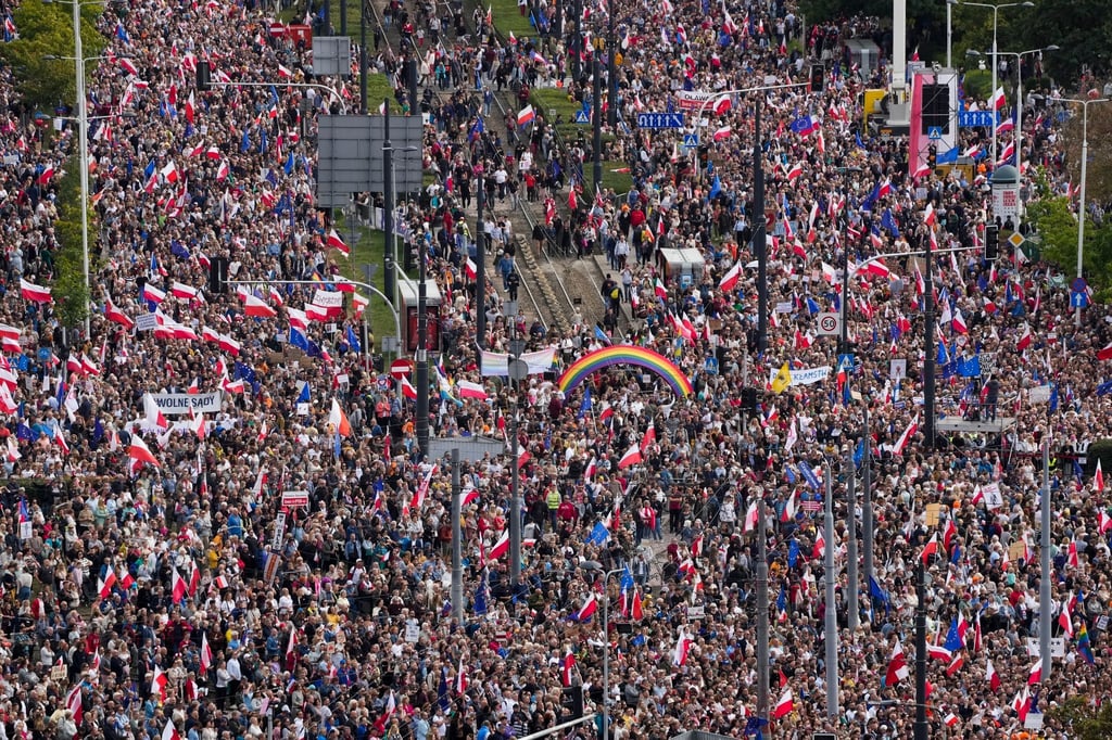 SIe demonstrieren gegen die populistische Regierungspartei PiS.