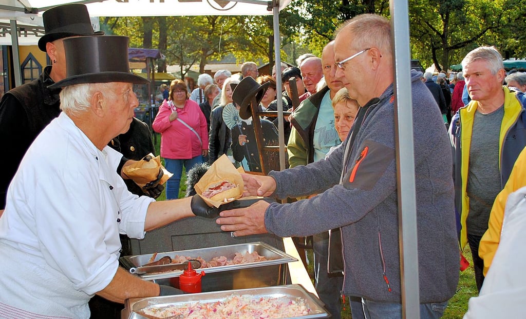 Die Mitglieder der Schornsteinfeger-Innung Altmark verkauften Spießbraten zugunsten krebs- und schwerstkranker Kinder.