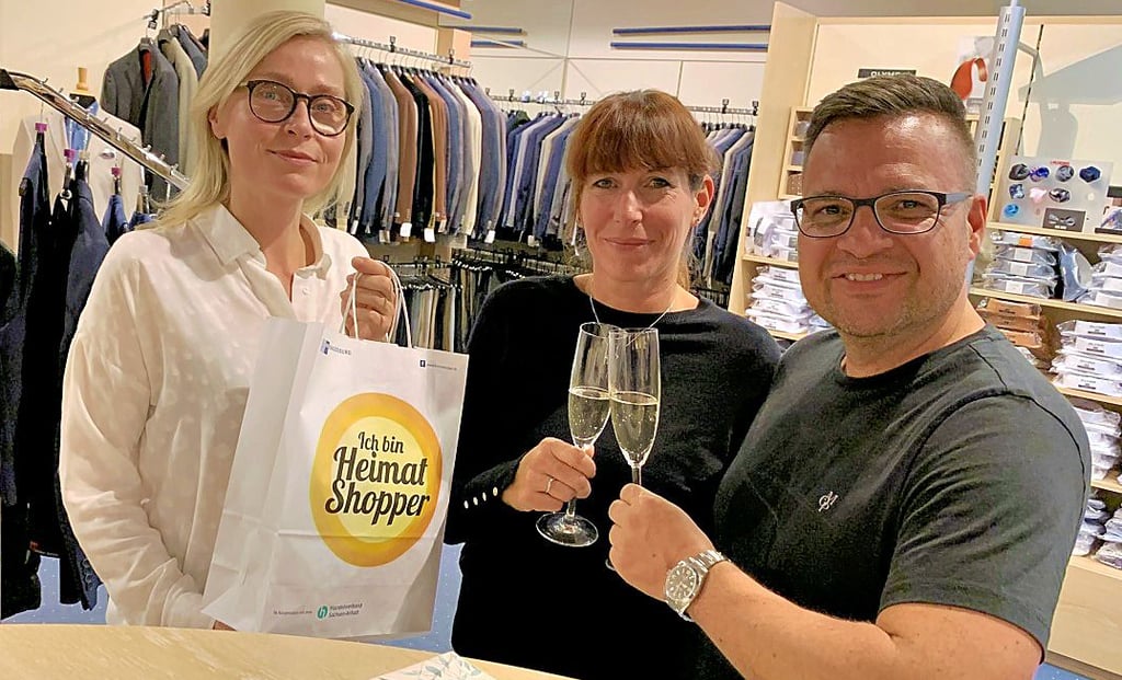 Ex-Stendaler Lars Schmeling lebt mit seiner Partnerin Katja Eichel inzwischen in Hessen. Zum Einkaufen zieht es sie oft nach Stendal. Tammy Zoske (links) begrüßt die Kunden im Modehaus mit einem Glas Sekt.
