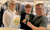 Ex-Stendaler Lars Schmeling lebt mit seiner Partnerin Katja Eichel inzwischen in Hessen. Zum Einkaufen zieht es sie oft nach Stendal. Tammy Zoske (links) begrüßt die Kunden im Modehaus mit einem Glas Sekt.
