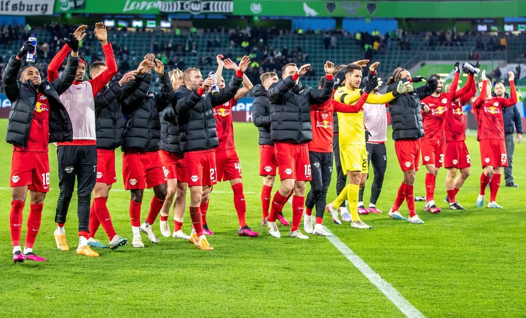Die Mannschaft von RB Leipzig feiert mit ihren Fans den Sieg.