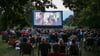 Zahlreiche Zuschauer verfolgen im Freiluftkino einen Film.
