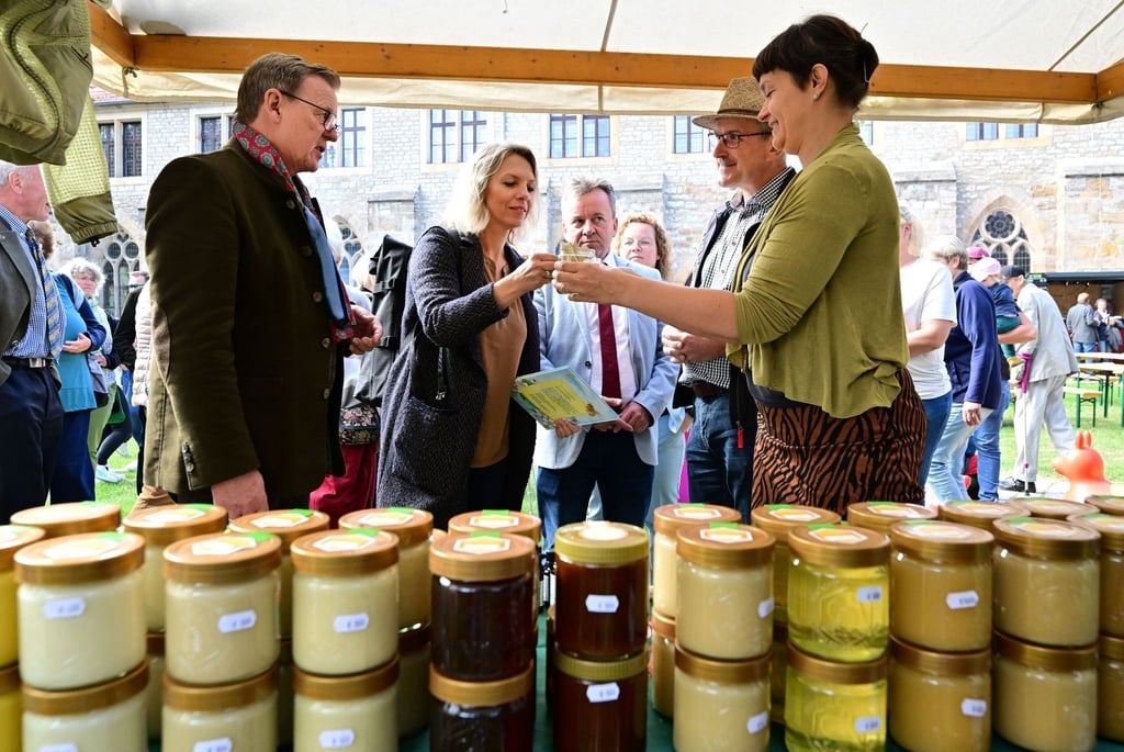 Bodo Ramelow (l-r, Die Linke), Ministerpräsident von Thüringen, Susanna Karawanskij (Die Linke), Agrarministerin von Thüringen, und Klaus Wagner, Thüringer Bauernpräsident.