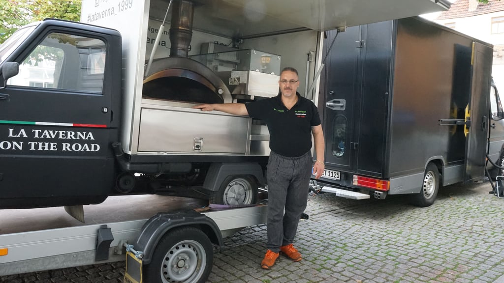 Salvatore Natale von "La Taverna" in Haldensleben mit dem mobilen Pizzaofen, mit dem die Restaurant-Inhaber auf Feiern und Events unterwegs sind.