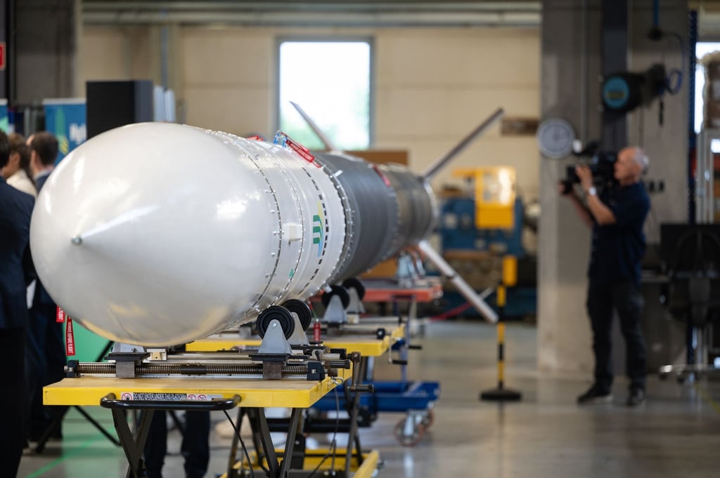 Eine Höhenforschungsrakete steht in einer Halle eines Raketen-Start Ups.
