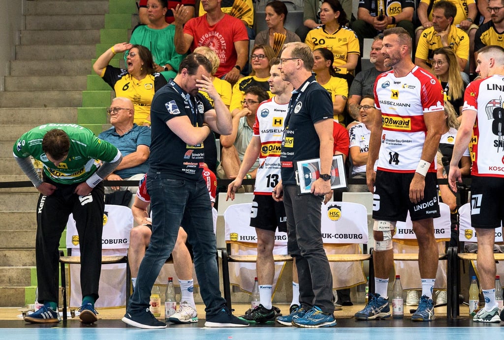 Misha Kaufmann (2.v.l), Trainer des ThSV Eisenach, reagiert vor der Bank.