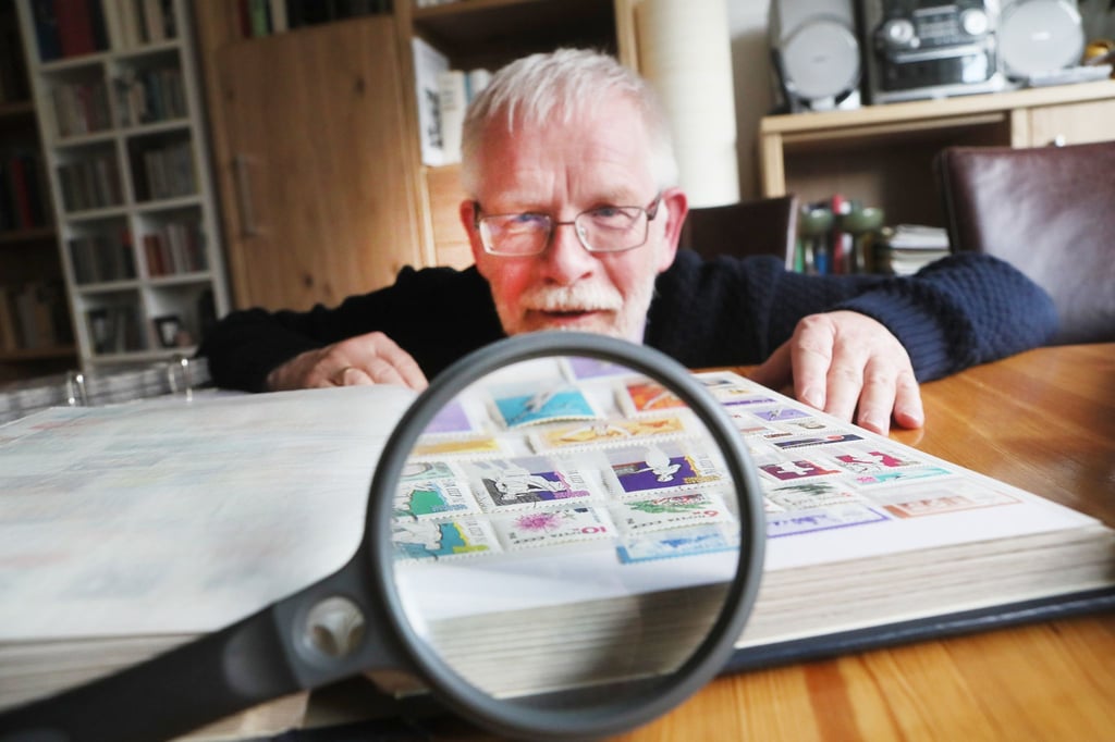 Der Vorsitzende des Landesverbandes Thüringer Philatelisten e.V., Melchior Lemke, betrachtet Briefmarken.