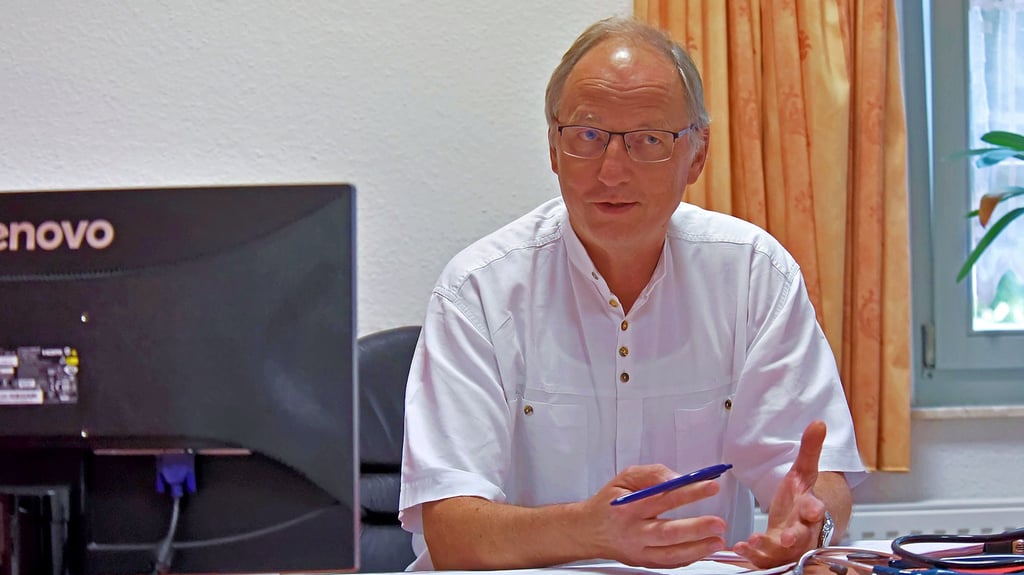 Norbert Jahn in seiner Praxis am Ossietzkyplatz.