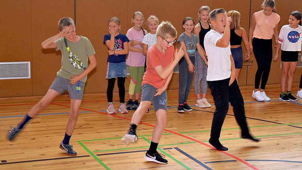 Mit eher pantomimischen Moves wagen sich die Jungs beim Finale in der Sporthalle in Osterweddingen nach vorne.