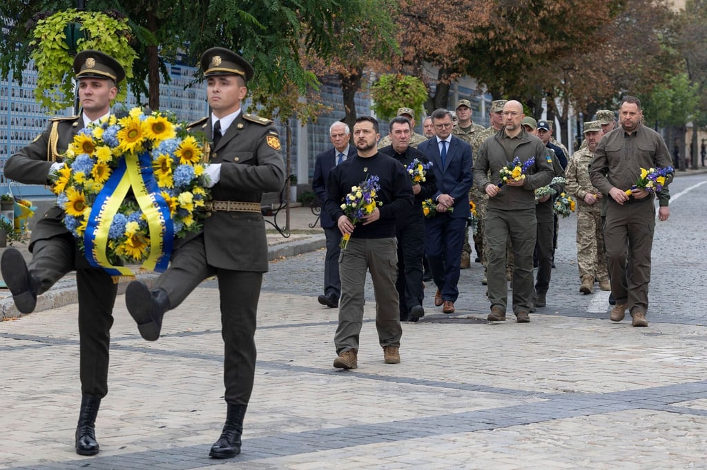 Ukraines Präsident Wolodymyr Selenskyj nimmt an einer Kranzzeremonie während des Tages der Verteidiger auf dem Mykhailivska-Platz in Kiew teil.