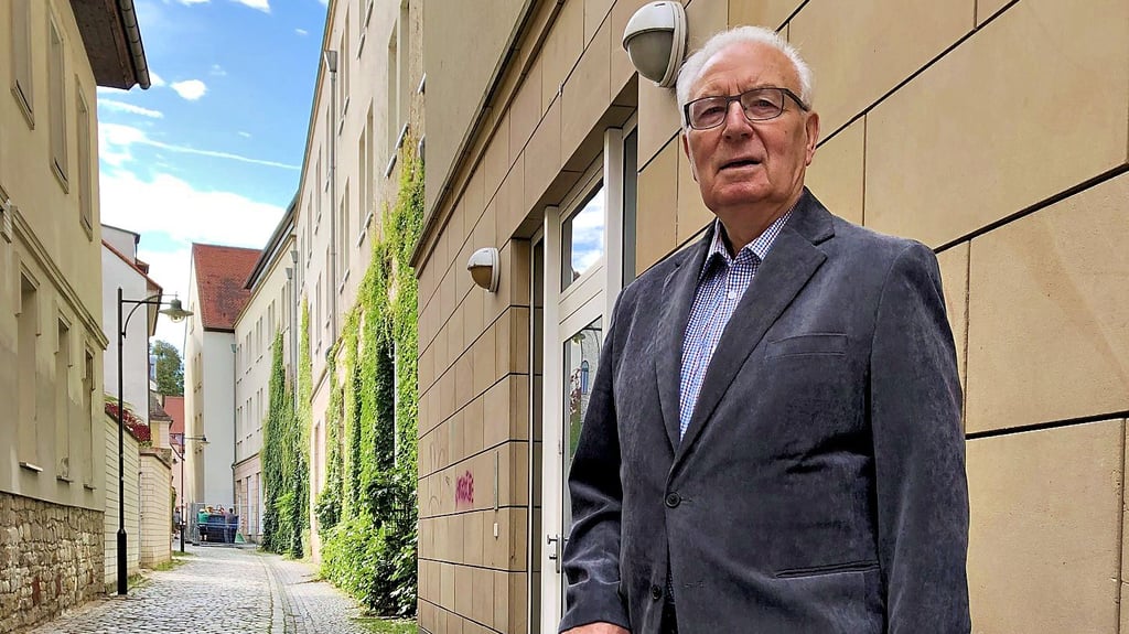 Karl-Heinz Bergk steht in der schmalen Weißenfelser Marktgasse. Hier war in seiner Kindheit eine Seifenfabrik zu finden.