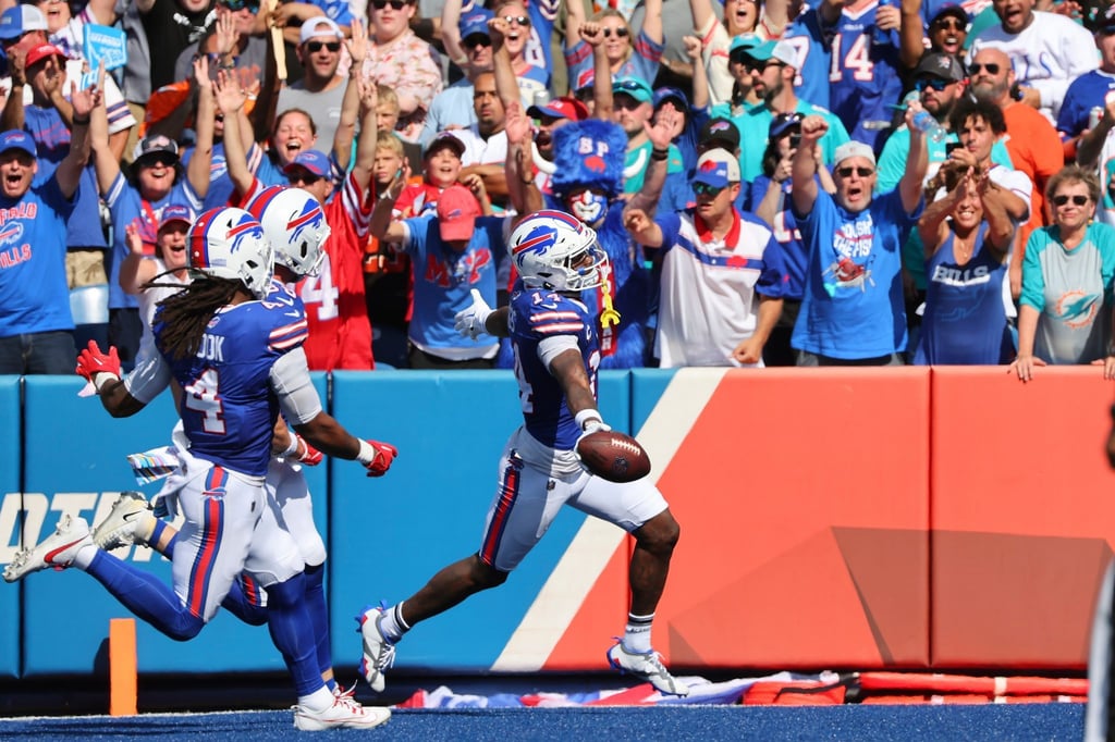 Buffalo Bills Wide Receiver Stefon Diggs (r) läuft in die Endzone für einen Touchdown.