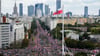 Tausende Menschen versammeln sich zu einem Marsch zur Unterstützung der Opposition in Warschau.